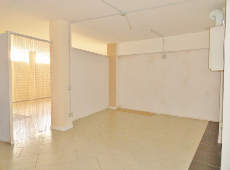 NEGOZIO VETRINATO APERTO SU PIAZZA E CON AMPIO PARCHEGGIO A VICENZA, VERSANTE NORD - Rif. 8104
In...