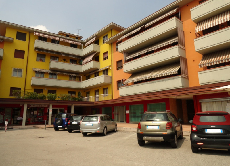 NEGOZIO VETRINATO APERTO SU PIAZZA E CON AMPIO PARCHEGGIO A VICENZA, VERSANTE NORD - Rif. 8104
In...