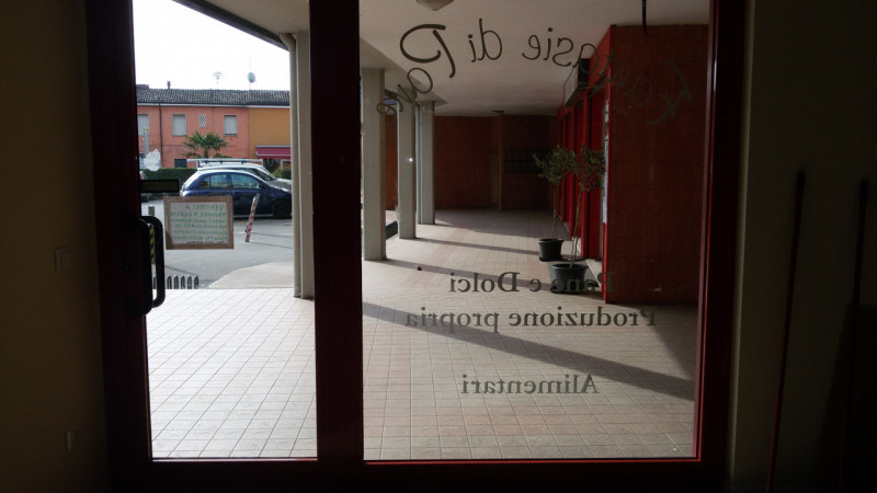 NEGOZIO VETRINATO APERTO SU PIAZZA E CON AMPIO PARCHEGGIO A VICENZA, VERSANTE NORD - Rif. 8104
In...