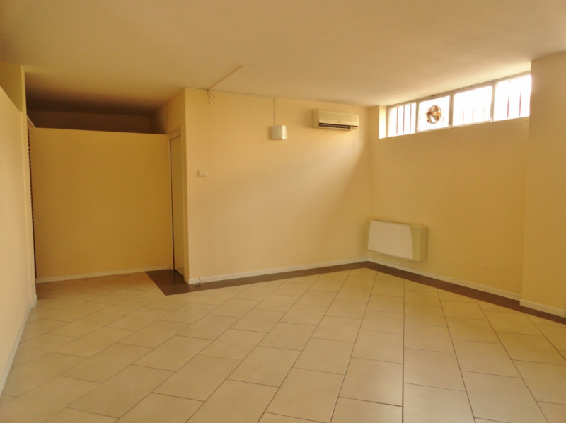 NEGOZIO VETRINATO APERTO SU PIAZZA E CON AMPIO PARCHEGGIO A VICENZA, VERSANTE NORD - Rif. 8104
In...