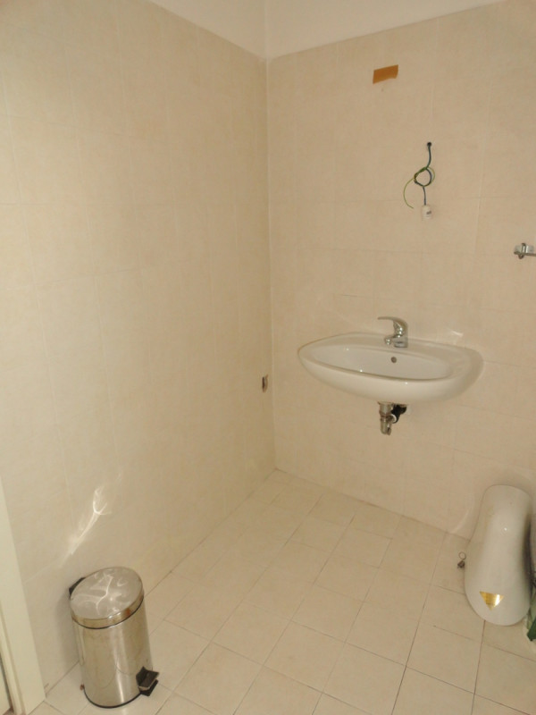 NEGOZIO VETRINATO APERTO SU PIAZZA E CON AMPIO PARCHEGGIO A VICENZA, VERSANTE NORD - Rif. 8104
In...