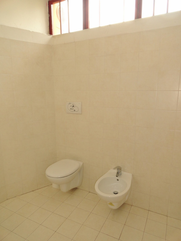 NEGOZIO VETRINATO APERTO SU PIAZZA E CON AMPIO PARCHEGGIO A VICENZA, VERSANTE NORD - Rif. 8104
In...