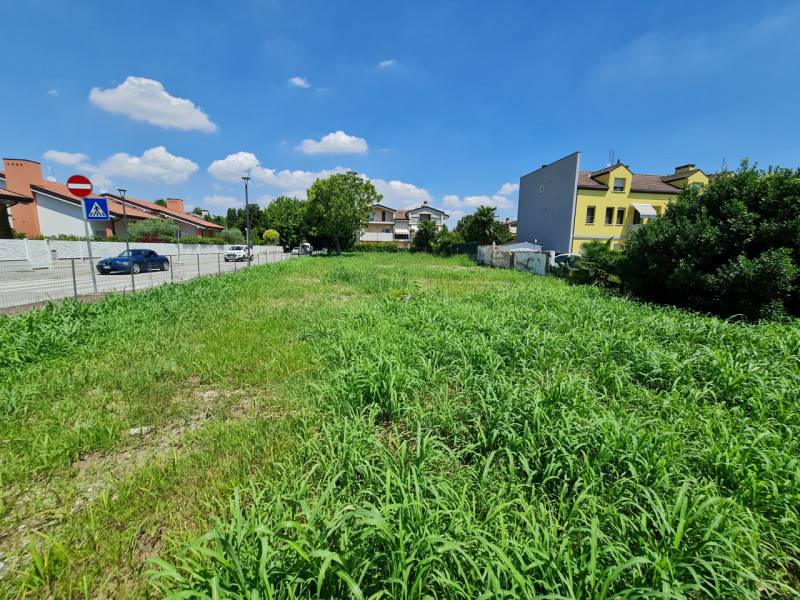 State cercando un lotto di terreno di ampie dimensioni dove poter realizzare due bifamiliari? Qua...