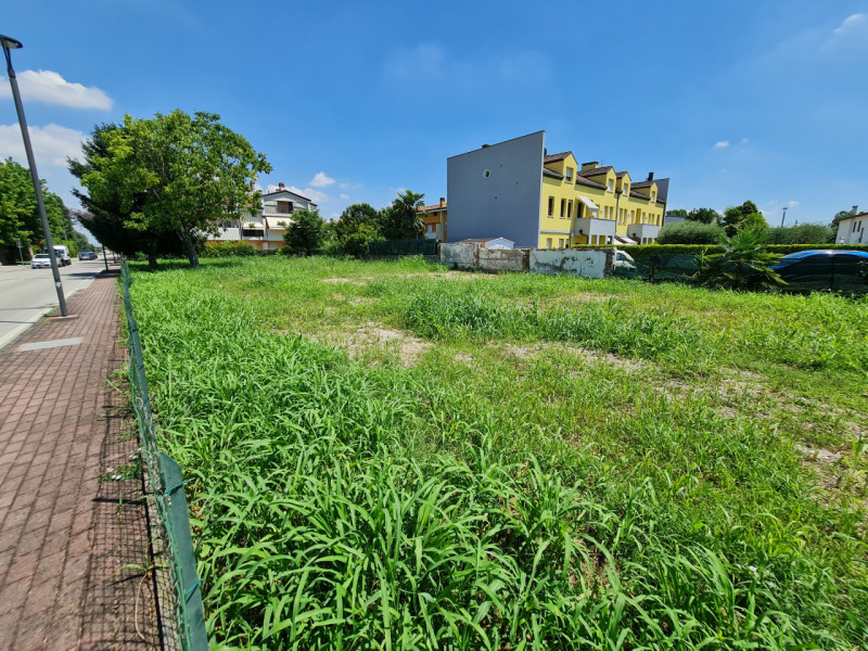 State cercando un lotto di terreno di ampie dimensioni dove poter realizzare due bifamiliari? Qua...