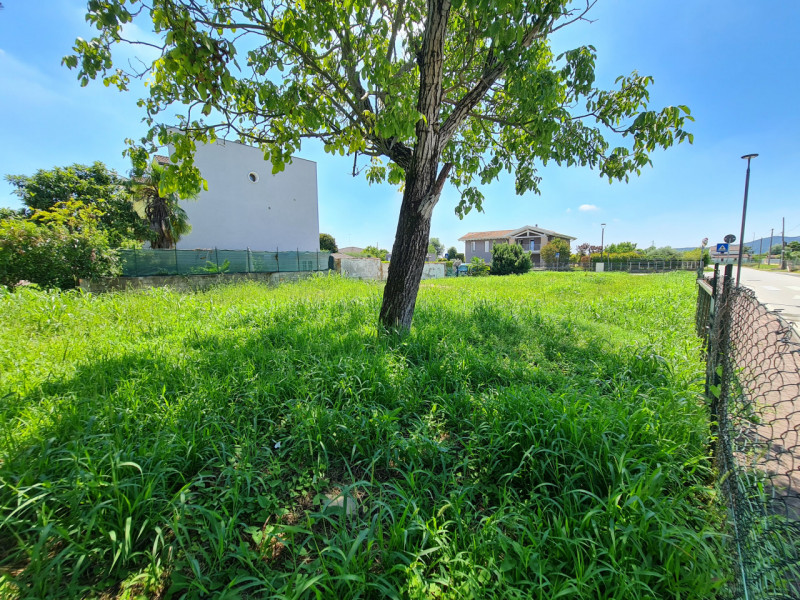 State cercando un lotto di terreno di ampie dimensioni dove poter realizzare due bifamiliari? Qua...