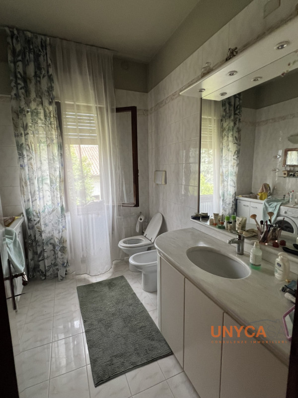 Bastia di Rovolon (PD):

Ti presentiamo una porzione di bifamiliare con 1000 mq di giardino priva...