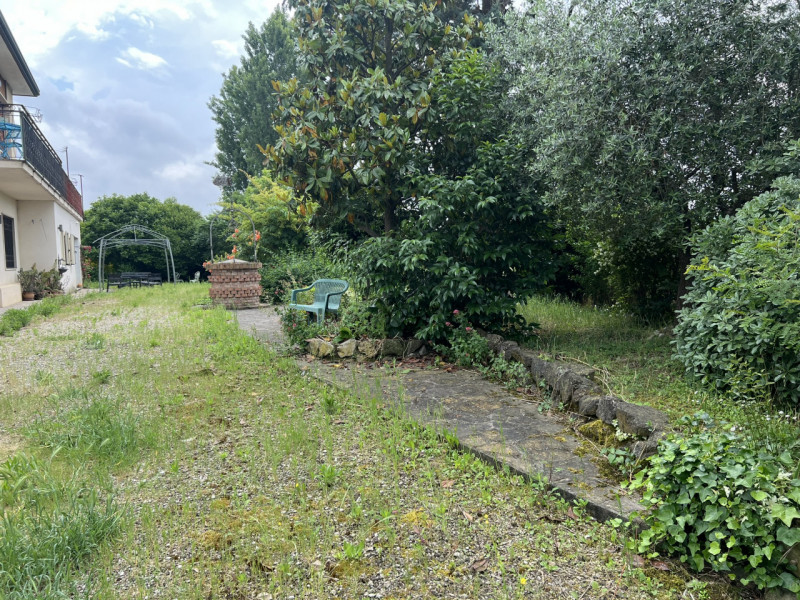 Bastia di Rovolon (PD):

Ti presentiamo una porzione di bifamiliare con 1000 mq di giardino priva...