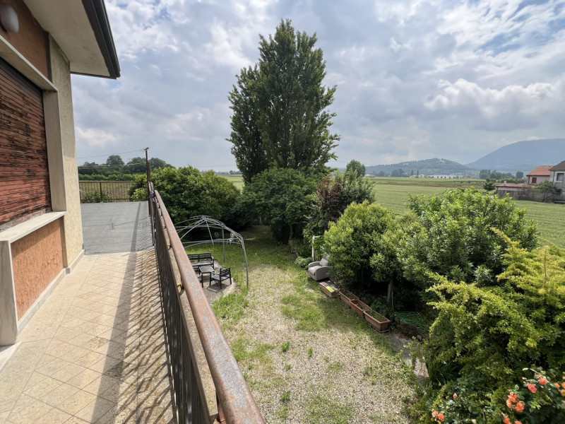 Bastia di Rovolon (PD):

Ti presentiamo una porzione di bifamiliare con 1000 mq di giardino priva...