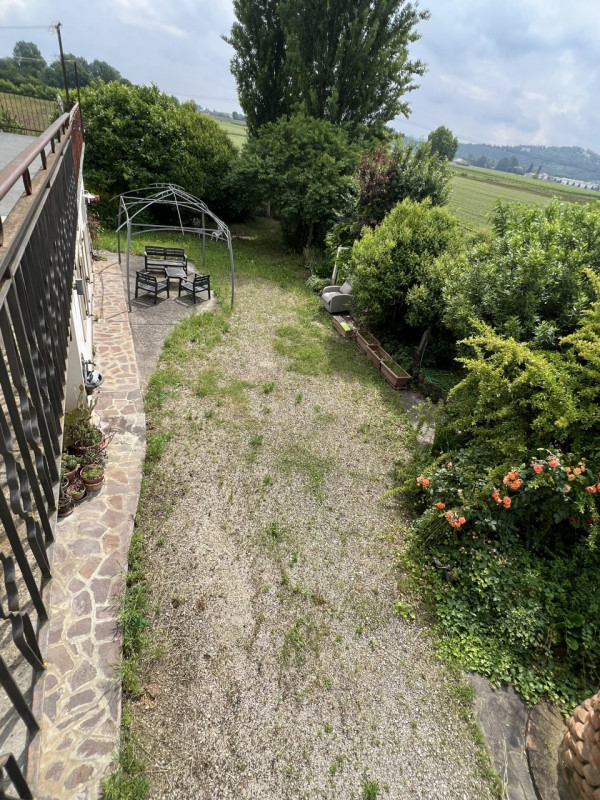 Bastia di Rovolon (PD):

Ti presentiamo una porzione di bifamiliare con 1000 mq di giardino priva...