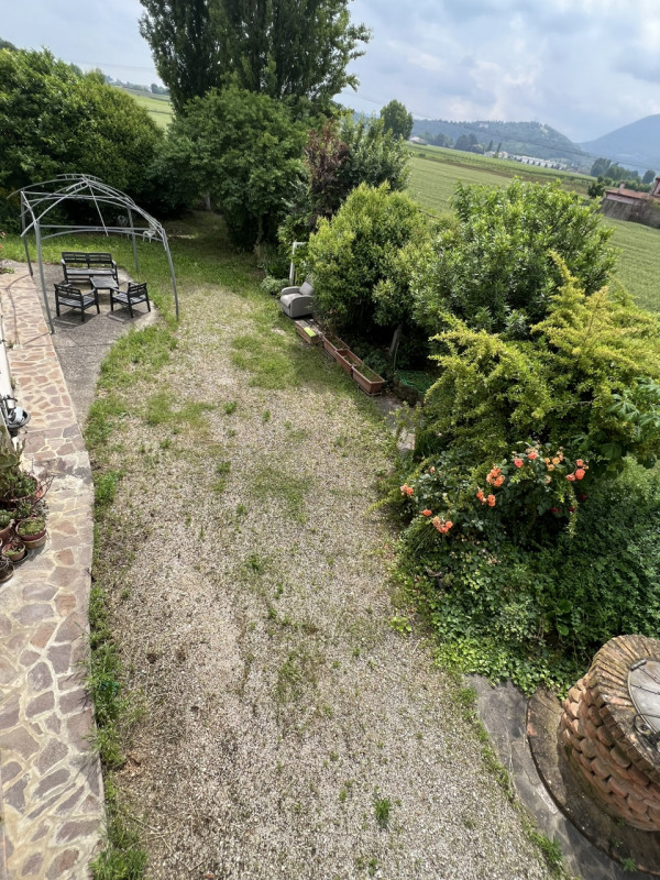 Bastia di Rovolon (PD):

Ti presentiamo una porzione di bifamiliare con 1000 mq di giardino priva...