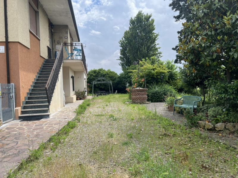 Bastia di Rovolon (PD):

Ti presentiamo una porzione di bifamiliare con 1000 mq di giardino priva...