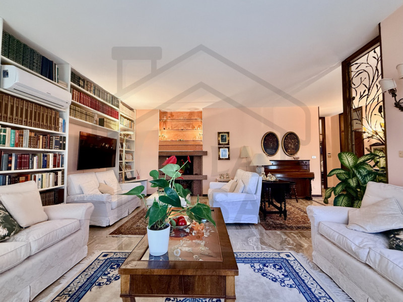 ABANO TERME - Nel rinomato quartiere residenziale di San Lorenzo ad Abano Terme, proponiamo in ve...