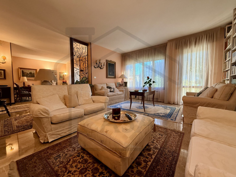 ABANO TERME - Nel rinomato quartiere residenziale di San Lorenzo ad Abano Terme, proponiamo in ve...