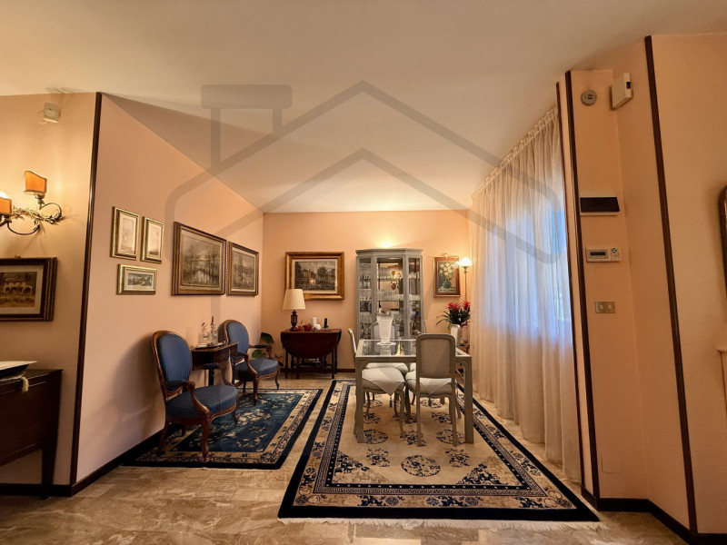 ABANO TERME - Nel rinomato quartiere residenziale di San Lorenzo ad Abano Terme, proponiamo in ve...