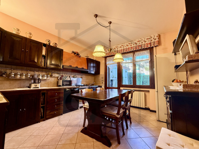 ABANO TERME - Nel rinomato quartiere residenziale di San Lorenzo ad Abano Terme, proponiamo in ve...