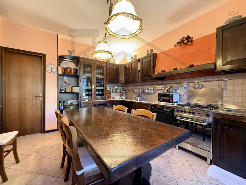 ABANO TERME - Nel rinomato quartiere residenziale di San Lorenzo ad Abano Terme, proponiamo in ve...