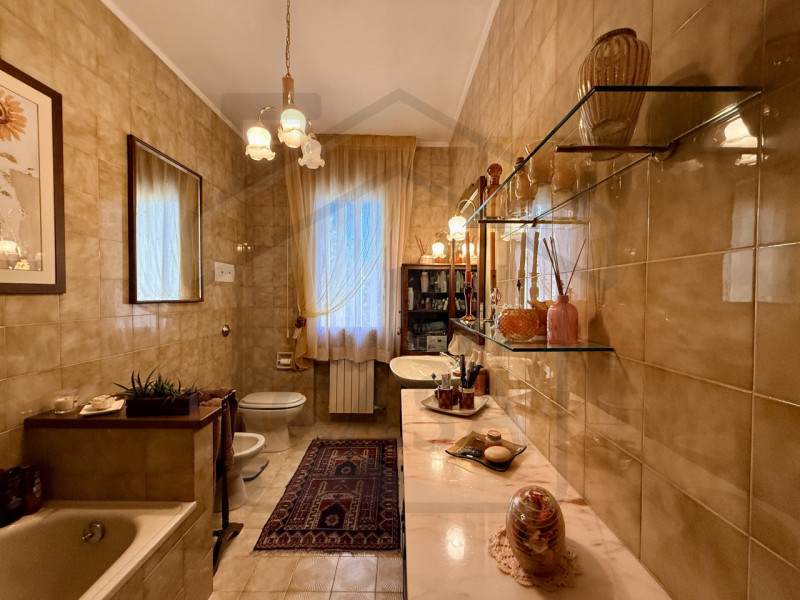 ABANO TERME - Nel rinomato quartiere residenziale di San Lorenzo ad Abano Terme, proponiamo in ve...