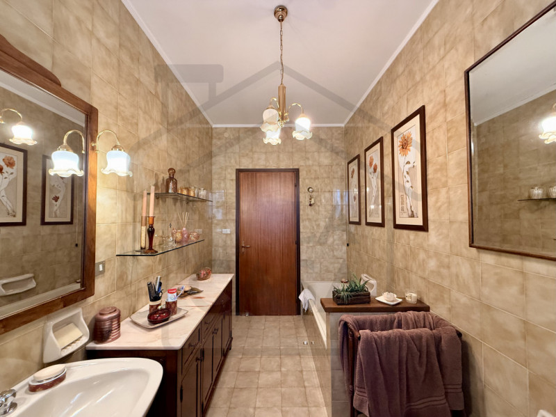 ABANO TERME - Nel rinomato quartiere residenziale di San Lorenzo ad Abano Terme, proponiamo in ve...