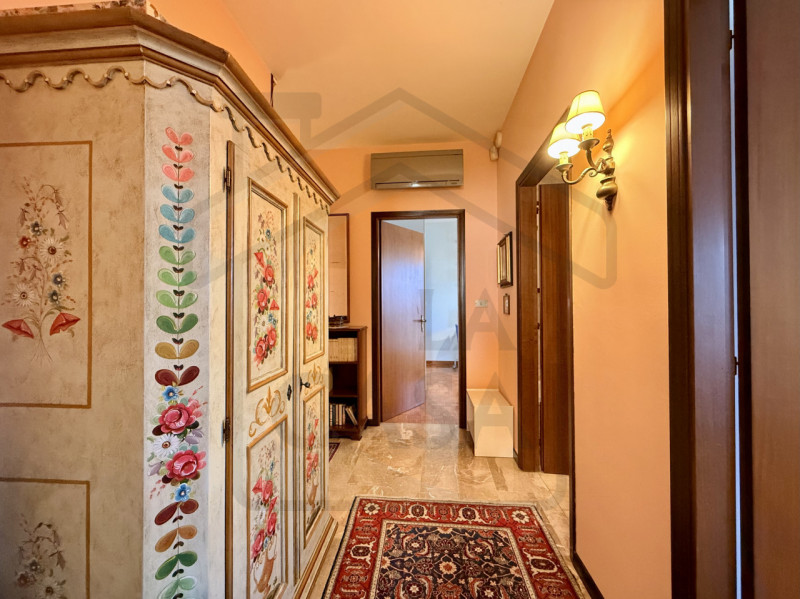 ABANO TERME - Nel rinomato quartiere residenziale di San Lorenzo ad Abano Terme, proponiamo in ve...