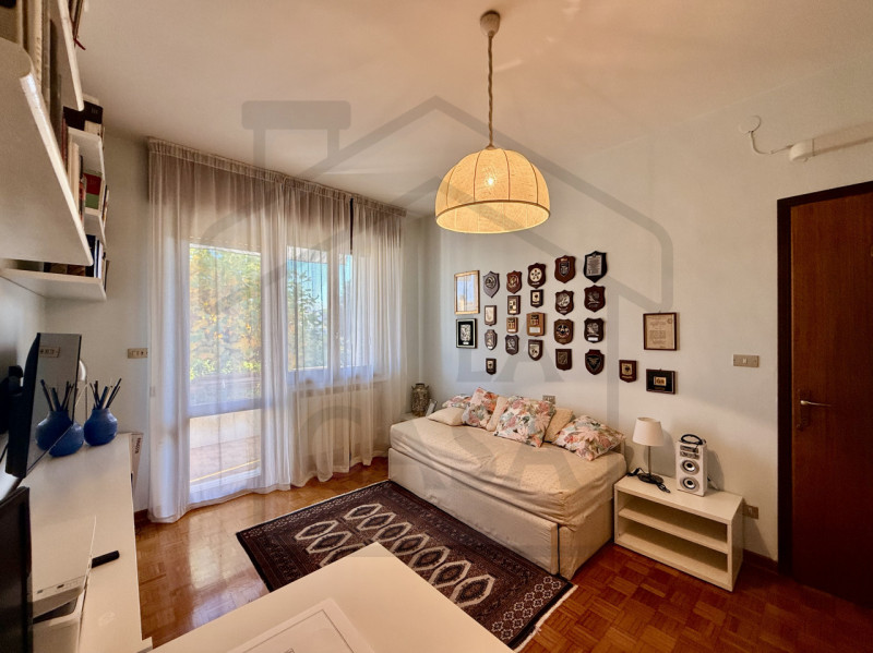 ABANO TERME - Nel rinomato quartiere residenziale di San Lorenzo ad Abano Terme, proponiamo in ve...