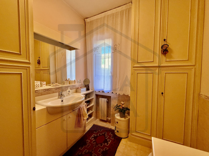 ABANO TERME - Nel rinomato quartiere residenziale di San Lorenzo ad Abano Terme, proponiamo in ve...