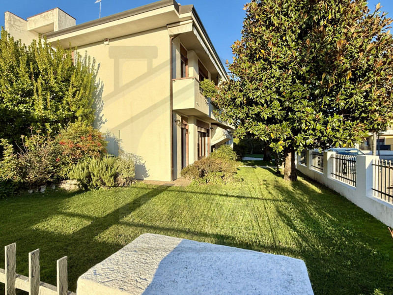 ABANO TERME - Nel rinomato quartiere residenziale di San Lorenzo ad Abano Terme, proponiamo in ve...