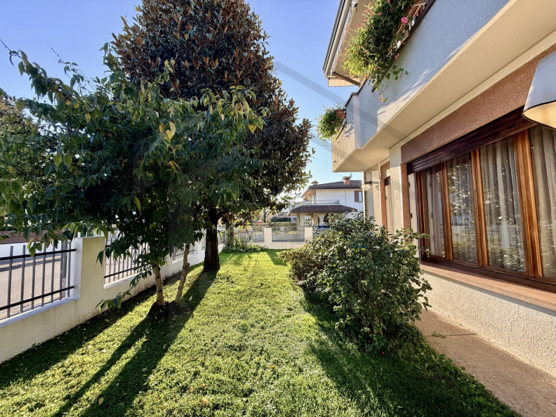 ABANO TERME - Nel rinomato quartiere residenziale di San Lorenzo ad Abano Terme, proponiamo in ve...