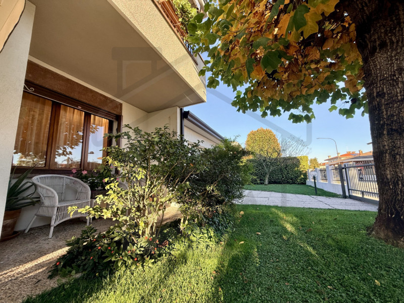 ABANO TERME - Nel rinomato quartiere residenziale di San Lorenzo ad Abano Terme, proponiamo in ve...