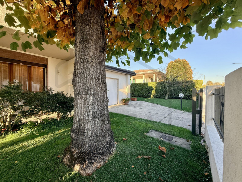 ABANO TERME - Nel rinomato quartiere residenziale di San Lorenzo ad Abano Terme, proponiamo in ve...