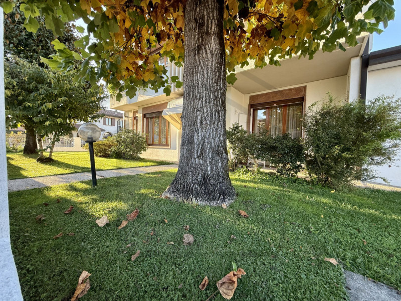 ABANO TERME - Nel rinomato quartiere residenziale di San Lorenzo ad Abano Terme, proponiamo in ve...