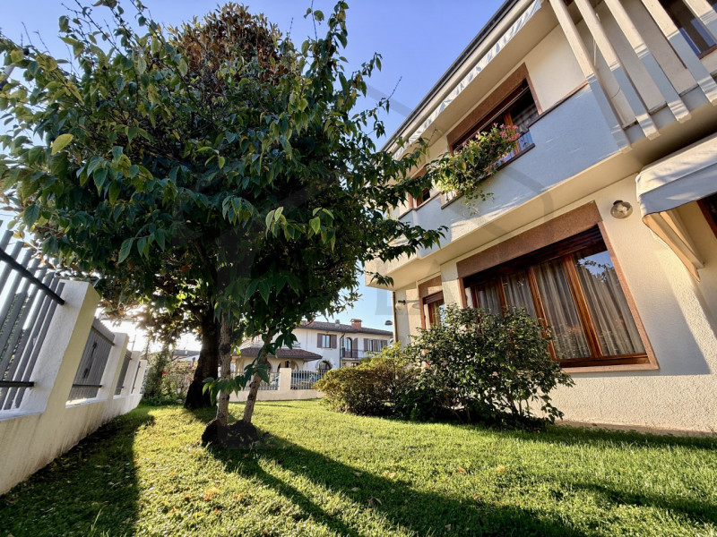 ABANO TERME - Nel rinomato quartiere residenziale di San Lorenzo ad Abano Terme, proponiamo in ve...