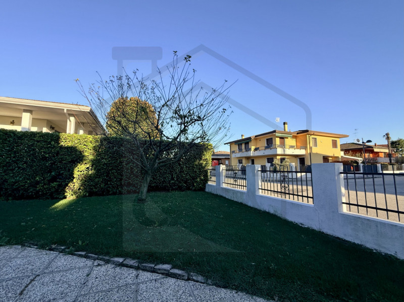 ABANO TERME - Nel rinomato quartiere residenziale di San Lorenzo ad Abano Terme, proponiamo in ve...