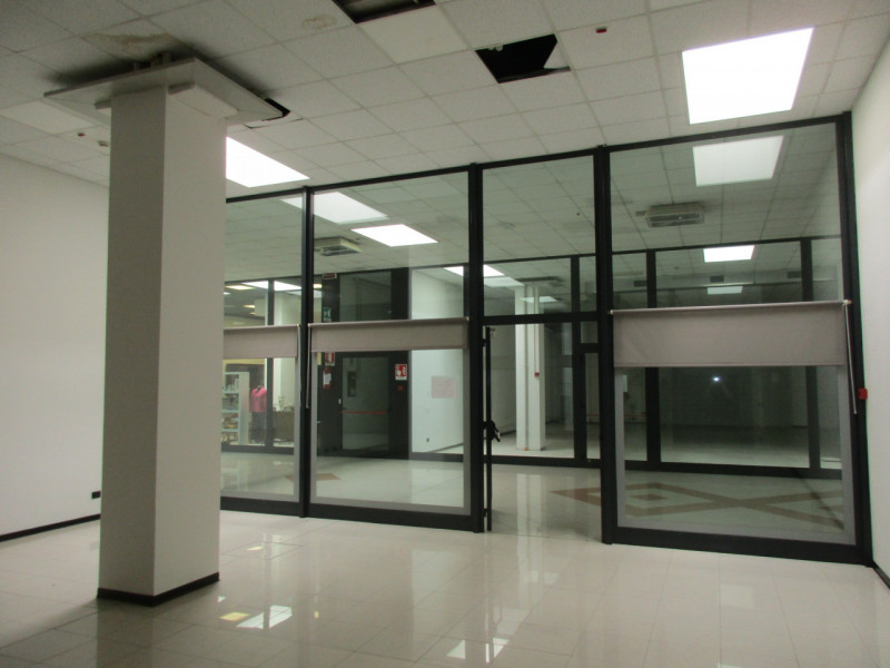 Riferimento per l'Agenzia VN0449 VIGONZA Zona Capriccio. Negozio adatto anche come ufficio o maga...