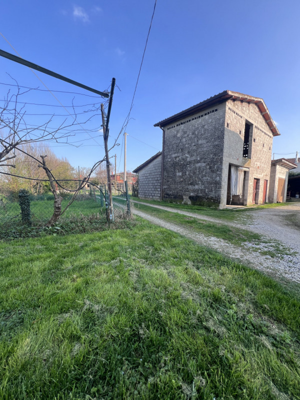 CURTAROLO: Immersi in mezzo alla campagna 3 campi padovani di terreno agricolo. 
Posizione immers...
