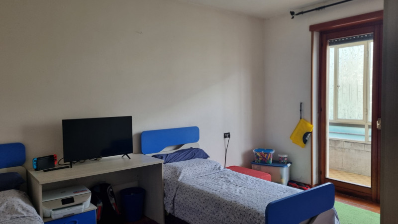 CALTRANO: Miniappartamento con ripostiglio finestrato al piano terra, con garage e cantina al pia...