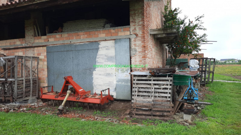 Proponiamo in zona Casier  generoso e solido rustico tutto in pietra faccia vista da ristrutturar...