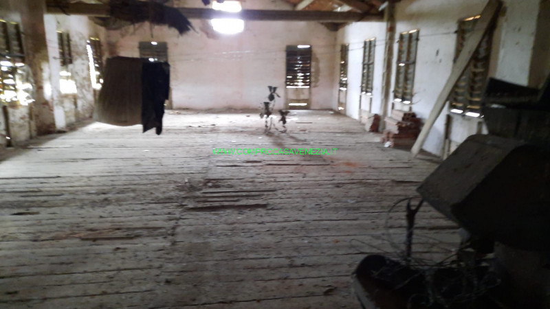 Proponiamo in zona Casier  generoso e solido rustico tutto in pietra faccia vista da ristrutturar...