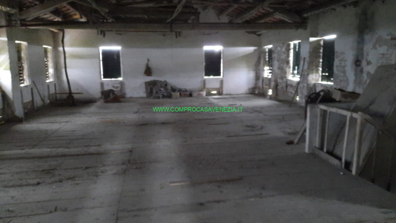 Proponiamo in zona Casier  generoso e solido rustico tutto in pietra faccia vista da ristrutturar...