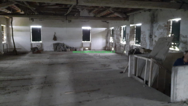 Proponiamo in zona Casier  generoso e solido rustico tutto in pietra faccia vista da ristrutturar...