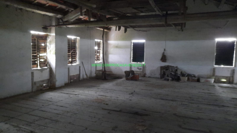 Proponiamo in zona Casier  generoso e solido rustico tutto in pietra faccia vista da ristrutturar...