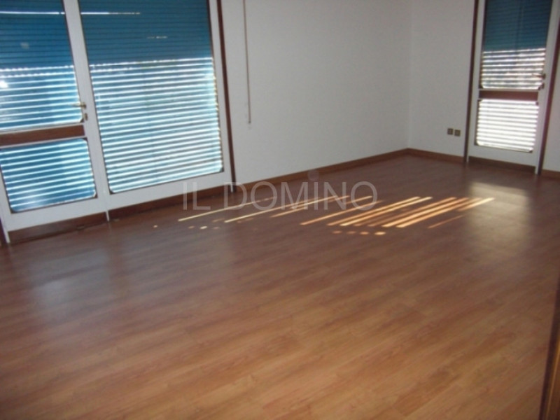 Sacra Famiglia, in zona centrale tranquilla e prossima a tutti i servizi del quartiere, si propon...