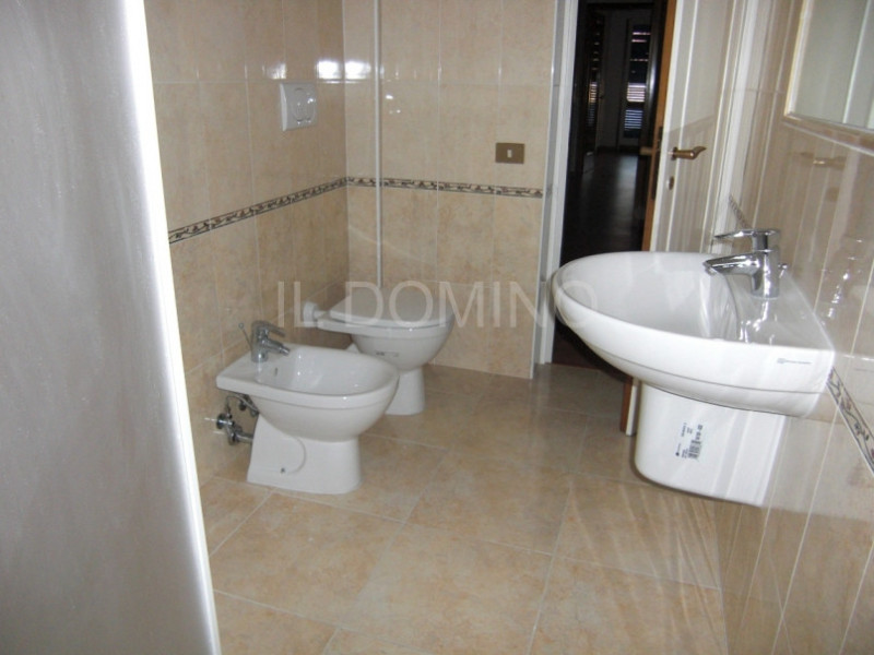 Sacra Famiglia, in zona centrale tranquilla e prossima a tutti i servizi del quartiere, si propon...