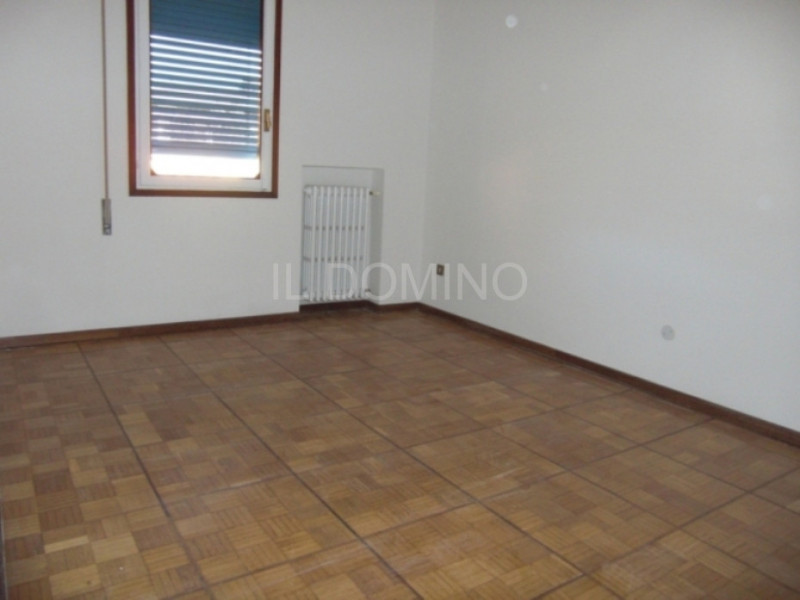 Sacra Famiglia, in zona centrale tranquilla e prossima a tutti i servizi del quartiere, si propon...