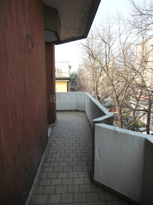 Sacra Famiglia, in zona centrale tranquilla e prossima a tutti i servizi del quartiere, si propon...