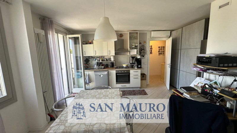 ZUGLIANO CENTRO: Intero FABBRICATO di circa 800 mq composto al piano terra da 1 locale commercial...