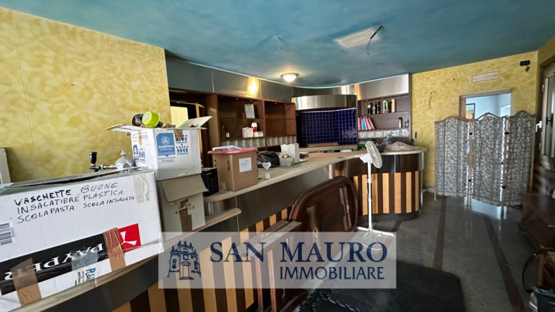 ZUGLIANO CENTRO: Intero FABBRICATO di circa 800 mq composto al piano terra da 1 locale commercial...