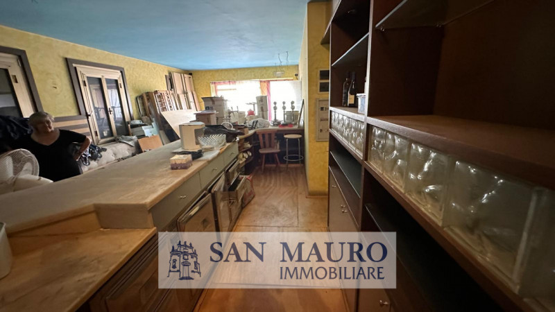 ZUGLIANO CENTRO: Intero FABBRICATO di circa 800 mq composto al piano terra da 1 locale commercial...