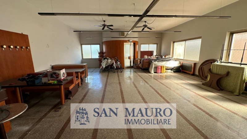 ZUGLIANO CENTRO: Intero FABBRICATO di circa 800 mq composto al piano terra da 1 locale commercial...