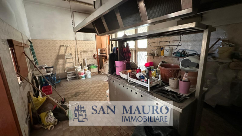 ZUGLIANO CENTRO: Intero FABBRICATO di circa 800 mq composto al piano terra da 1 locale commercial...