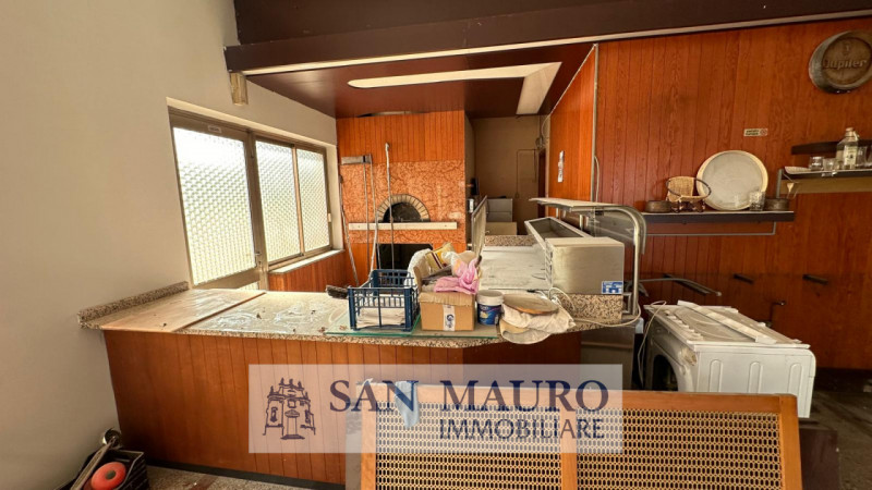 ZUGLIANO CENTRO: Intero FABBRICATO di circa 800 mq composto al piano terra da 1 locale commercial...